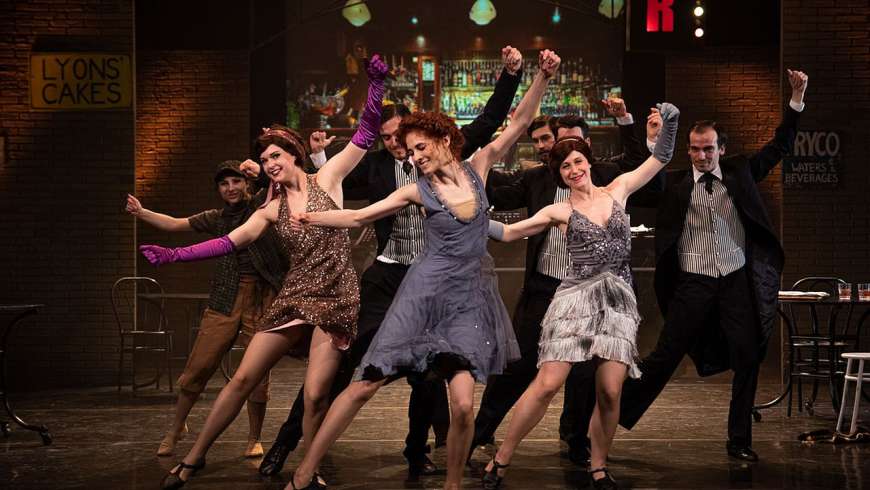 Jön a Peron-swing! A szegedi színház tánckara egy fergeteges show-val bizonyítja be: szinte mindent tudnak, amire a lábak képese