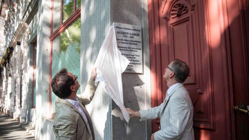 Mától tábla őrzi Agárdy Gábor emlékét Széchenyi téri szülőháza falán