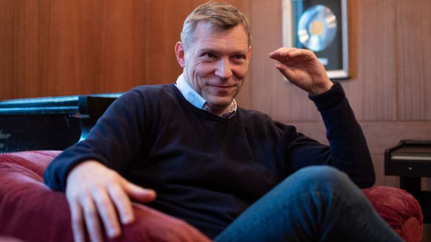 Nemcsak mondja, mutatja is a szöveget a Szegedi Nemzeti Színház jeltolmácsa, aki szerint a siketek is élvezik a zenét
