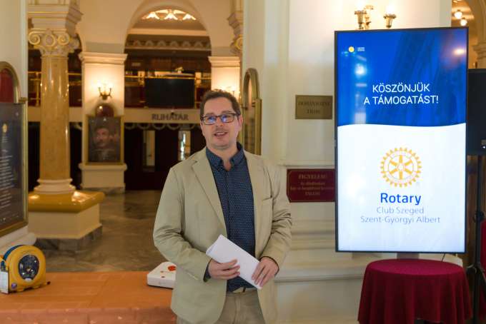 Defibrillátorokat kapott ajándékba a színház | fotó: Tari Róbert / Szegedi Nemzeti Színház
