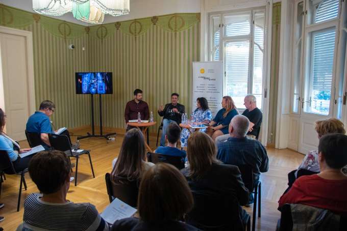 Martin McDonagh fekete komédiája nyitja a kisszínházi évadot: asszociatív játék a rasszizmusról és a kizsákmányolásról