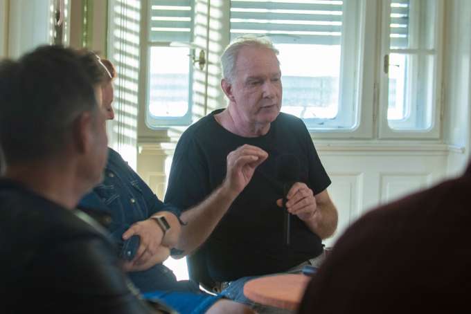 Martin McDonagh fekete komédiája nyitja a kisszínházi évadot: asszociatív játék a rasszizmusról és a kizsákmányolásról